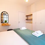 Fully Renovated 2br Flat In Center Of Moda Daire *