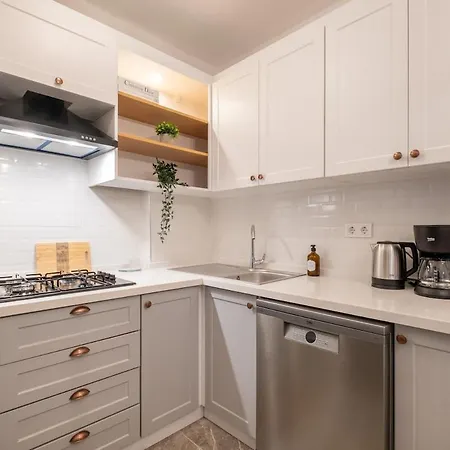 Fully Renovated 2br Flat In Center Of Moda Istanbul