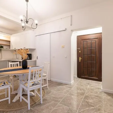 Appartement Fully Renovated 2br Flat In Center Of Moda Istanboel