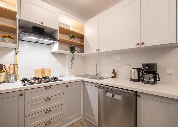 Fully Renovated 2br Flat In Center Of Moda Istanbul