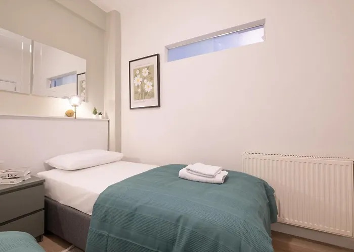 Apartment Fully Renovated 2br Flat In Center Of Moda Istanbul